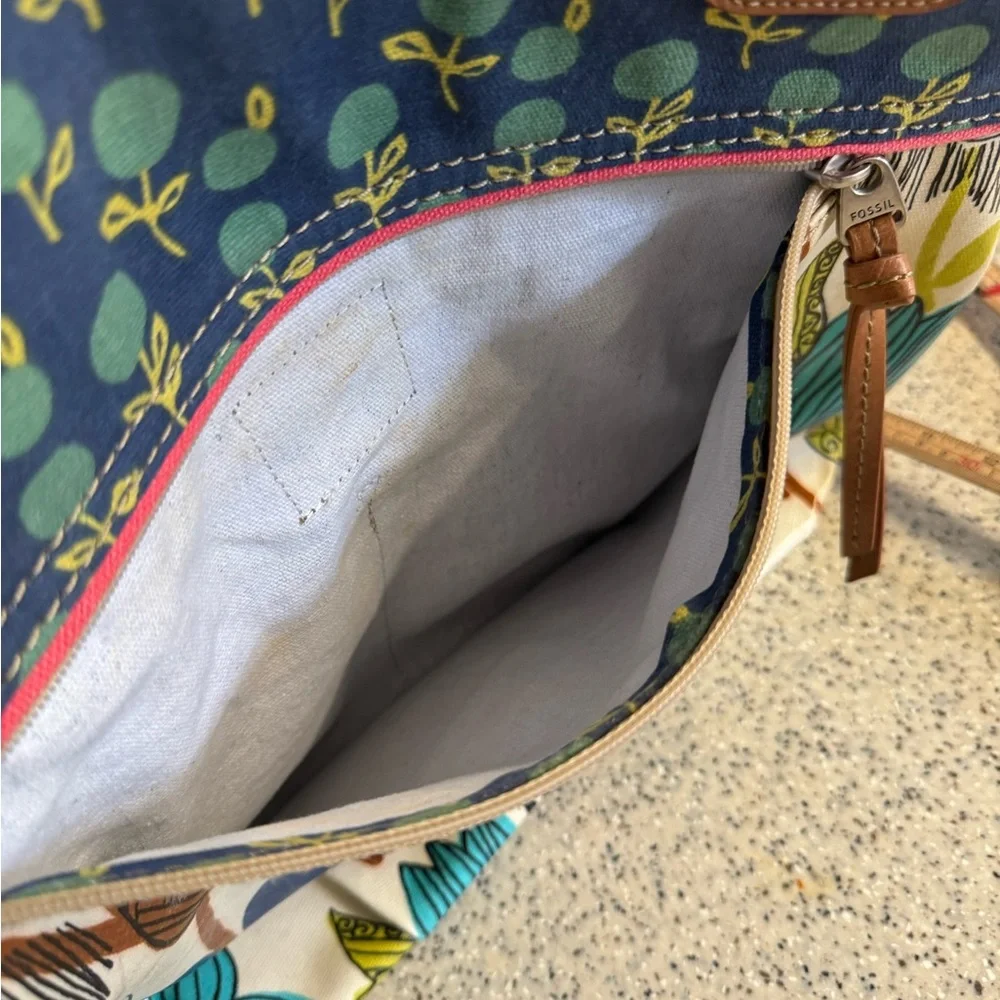 Fossil coated canvas large roomy shoulder bag in cream and blue.